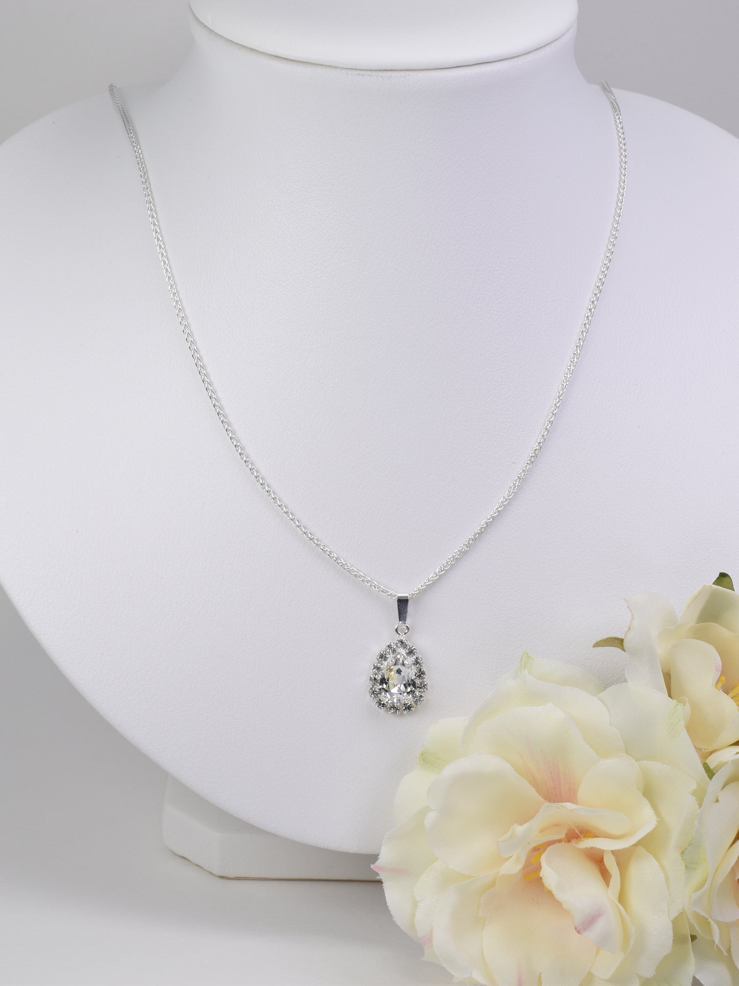 Mary - An elegant pendant necklace.