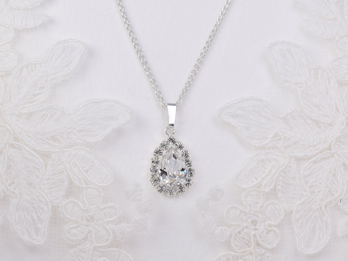 Mary - An elegant pendant necklace.